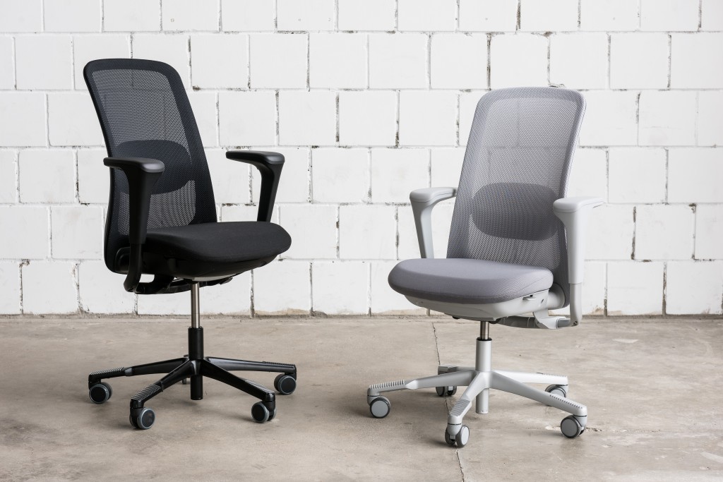 HÅG SoFi Mesh in black and in light grey side by side