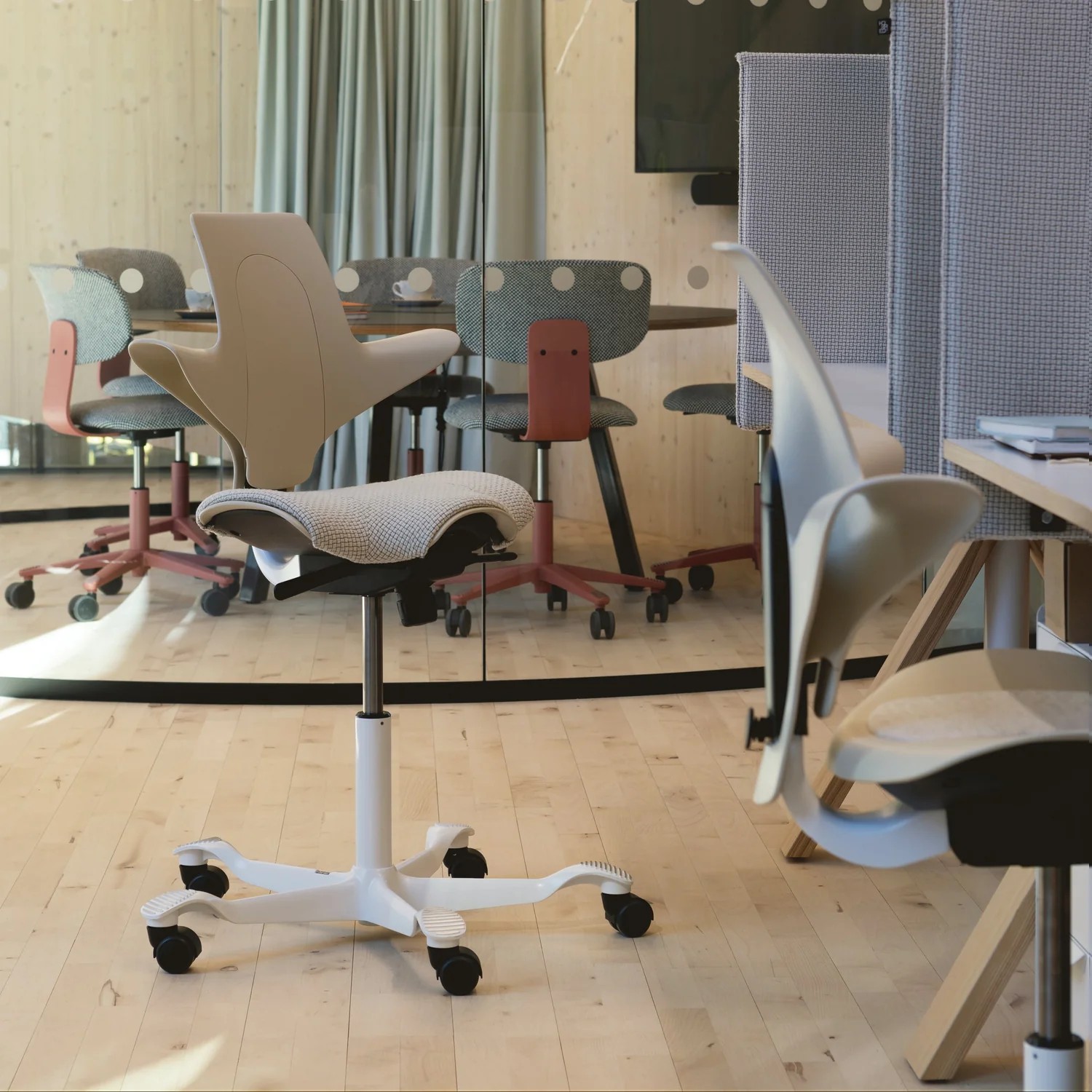 Sitting forward at a keyboard in the Capisco Puls 8020, upright posture