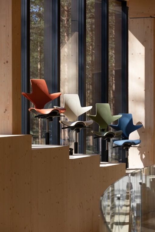 Close-up of the Capisco Puls 8020 moulded shell back and seat cushion