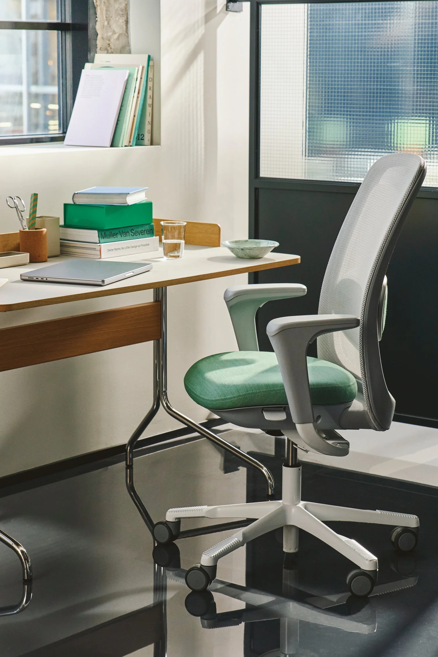 HÅG SoFi Mesh in light grey at a personal desk