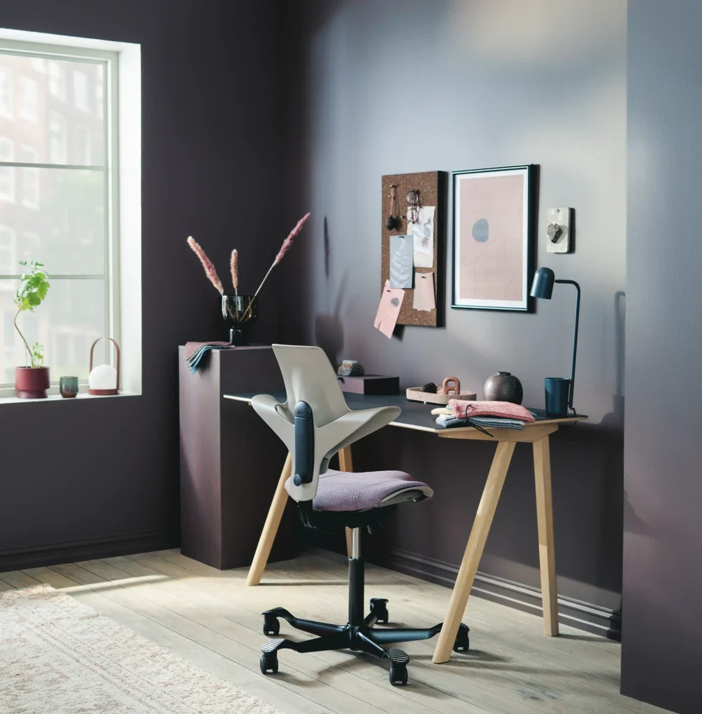 Capisco Puls 8020 in a home or hybrid office setting