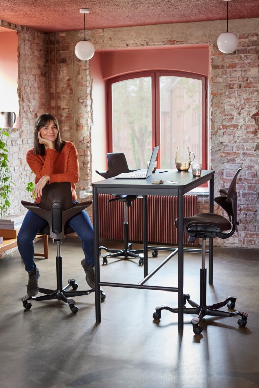 HÅG Capisco Puls 8020 at a sit-stand desk