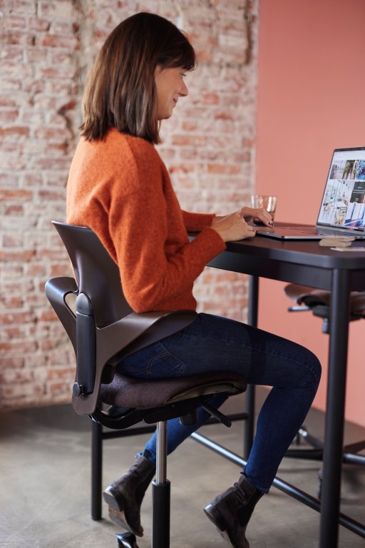 Working at a desk on a HÅG Capisco Puls